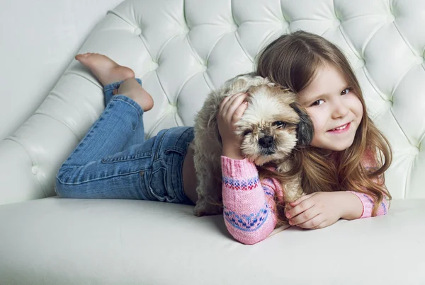 Menina com um cão — Fotografia de Stock