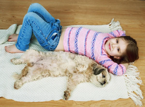 Menina com um cão — Fotografia de Stock