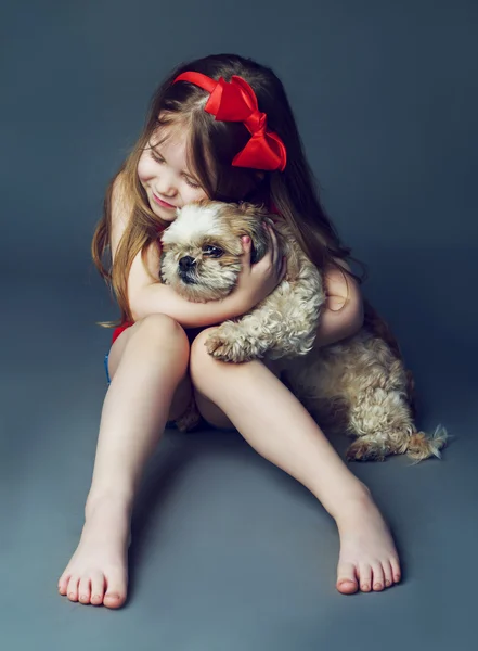 Menina com seu cão — Fotografia de Stock