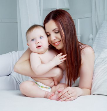 Anne ile bebek yatakta