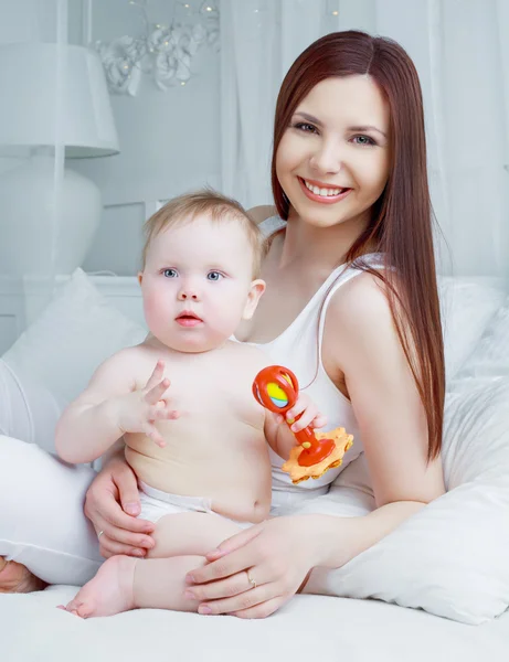 Mãe e bebê na cama — Fotografia de Stock