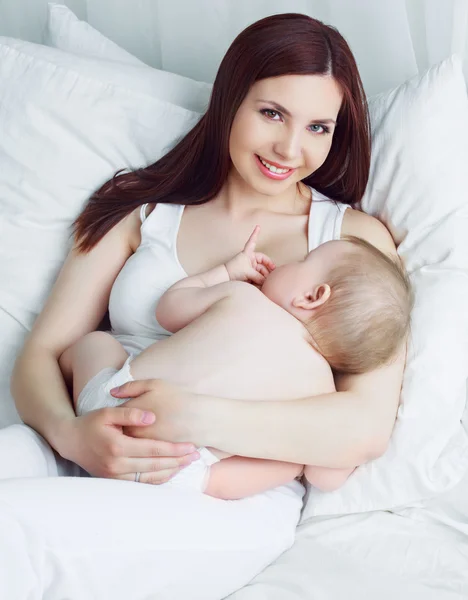 Anne ve bebek yatakta — Stok fotoğraf
