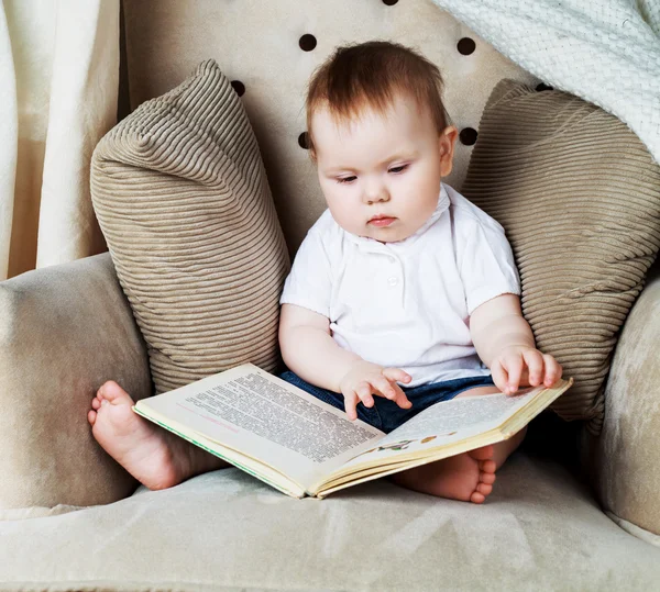 Baby reading a book — Stock Photo, Image
