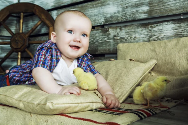 Bébé avec poulet — Photo