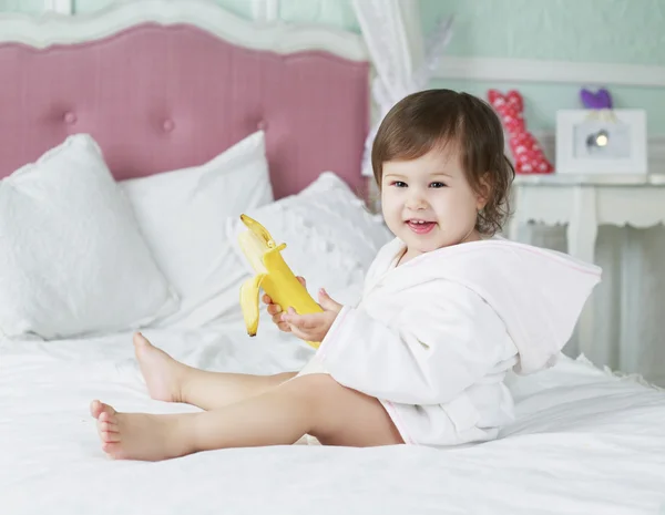 Baby zu Hause im Bett — Stockfoto