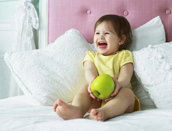 Baby mit Apfel — Stockfoto