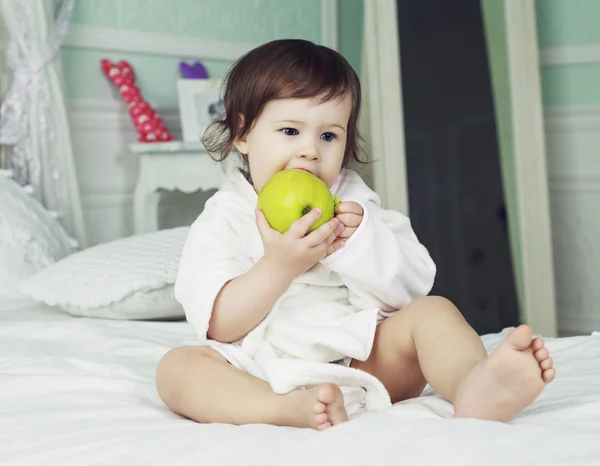 Bébé avec une pomme — Photo