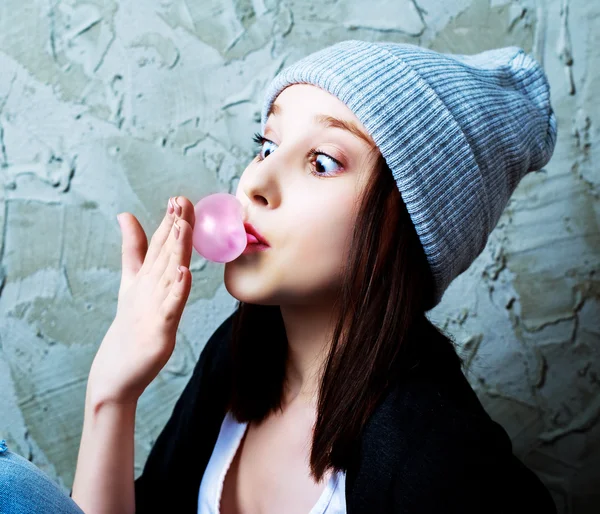 Menina com chiclete — Fotografia de Stock