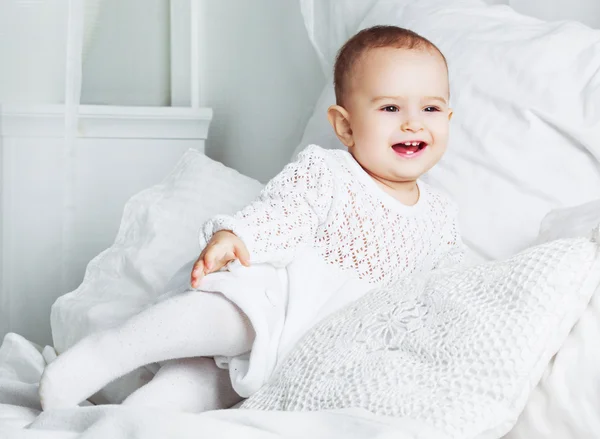 Bebê em casa na cama — Fotografia de Stock