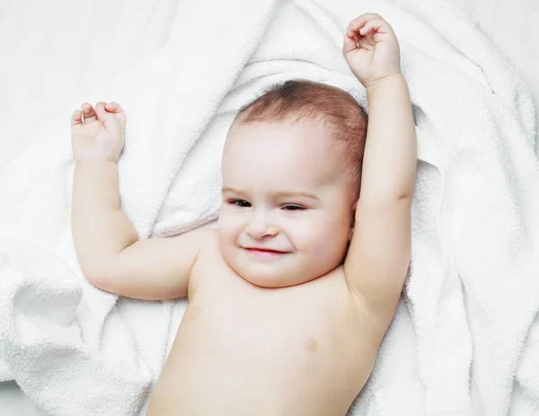 Bebé con una toalla — Foto de Stock