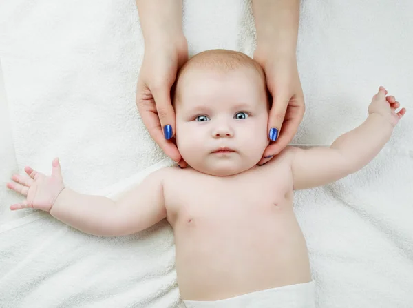 Baby massage at home — Stock Photo, Image