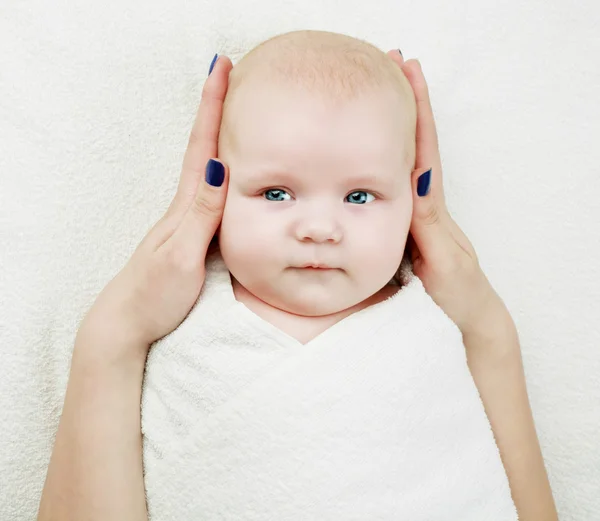 Masaje de bebé en casa —  Fotos de Stock