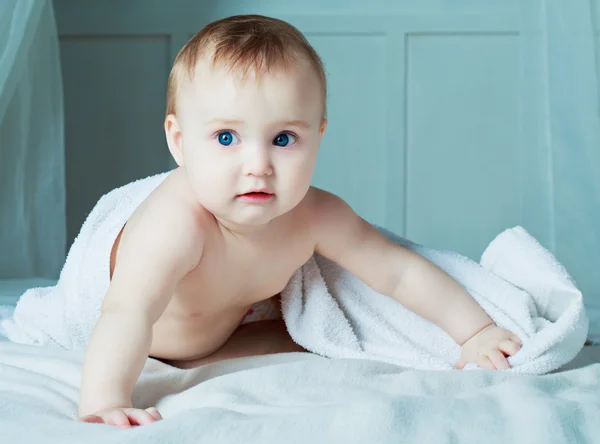 Bebé con una toalla — Foto de Stock