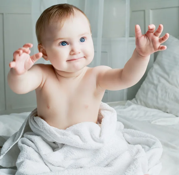 Bebé con una toalla — Foto de Stock