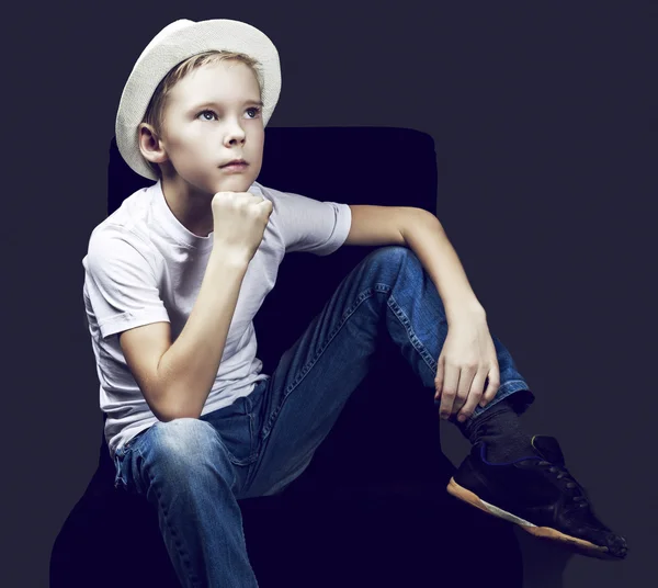 Хлопчик з капелюхом — стокове фото