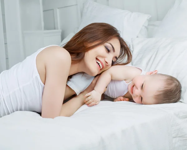 Madre y bebé en la cama — Foto de Stock