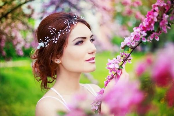 Mooie vrouw buiten in het park — Stockfoto