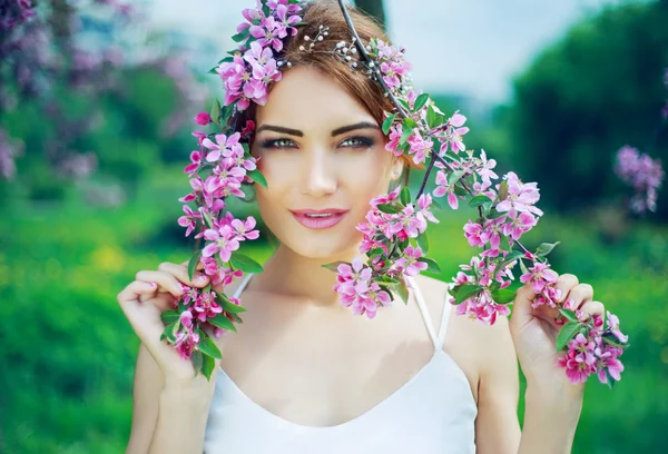 Schöne Frau im Freien im Park — Stockfoto