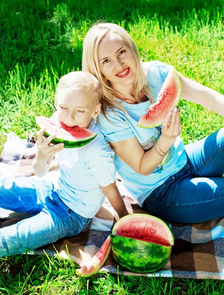 Familie mit Wassermelone — Stockfoto