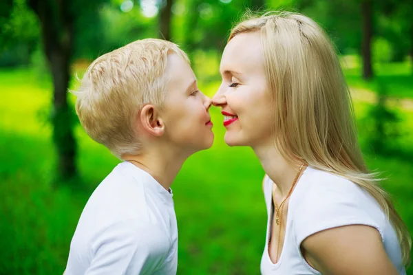 Madre e figlio all'aperto — Foto Stock