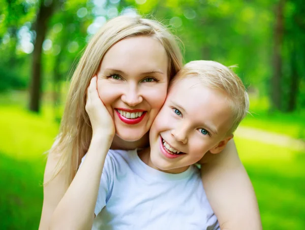 Moeder en zoon buiten — Stockfoto