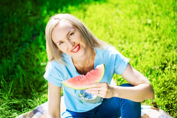 Vrouw met watermeloen — Stockfoto