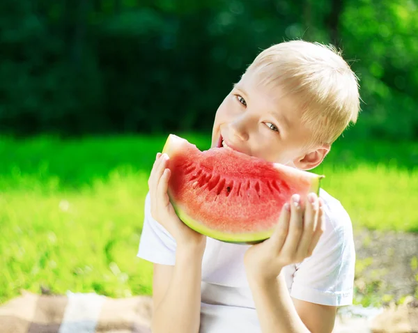 Jongen met watermeloen — Stockfoto