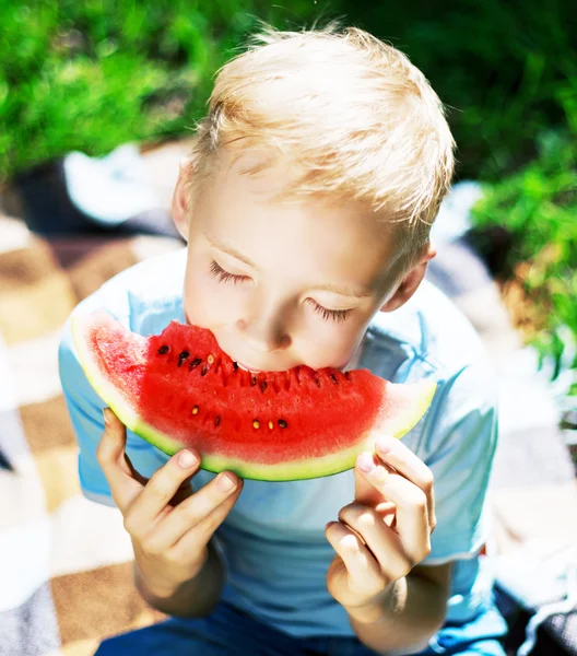 Pojke med vattenmelon — Stockfoto