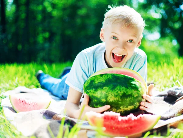 Jongen met watermeloen — Stockfoto