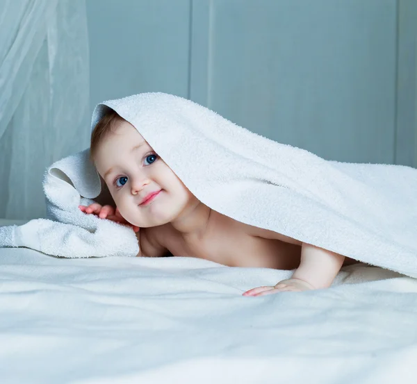 Bebé con una toalla — Foto de Stock