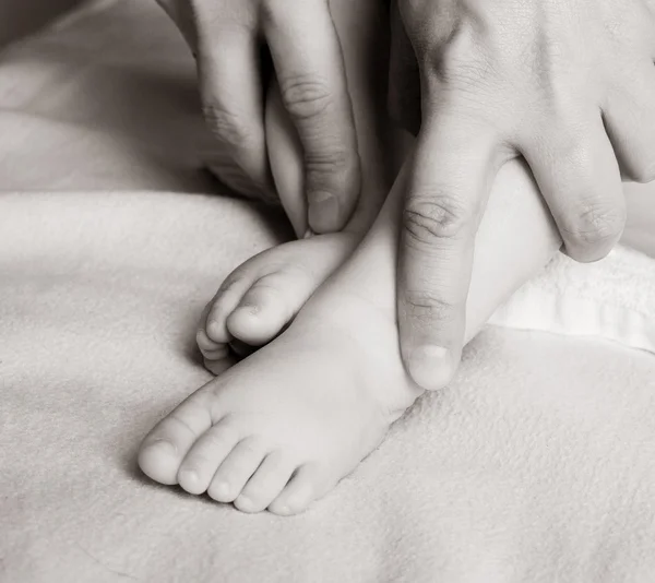 Baby massage thuis — Stockfoto