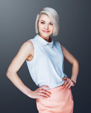 kendinden emin gülümseyen kadın