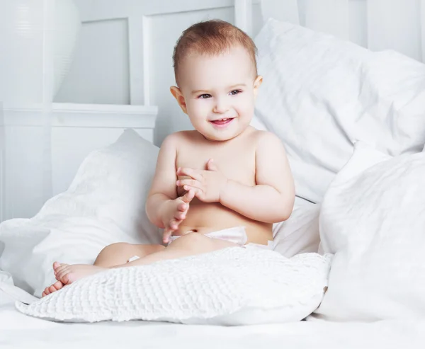 Bebek evde yatakta — Stok fotoğraf