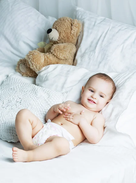 Dziecko w domu, w łóżku — Zdjęcie stockowe