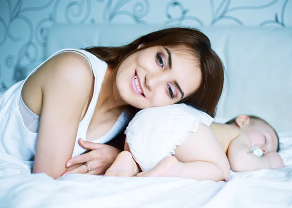 Mãe e bebê dormem — Fotografia de Stock