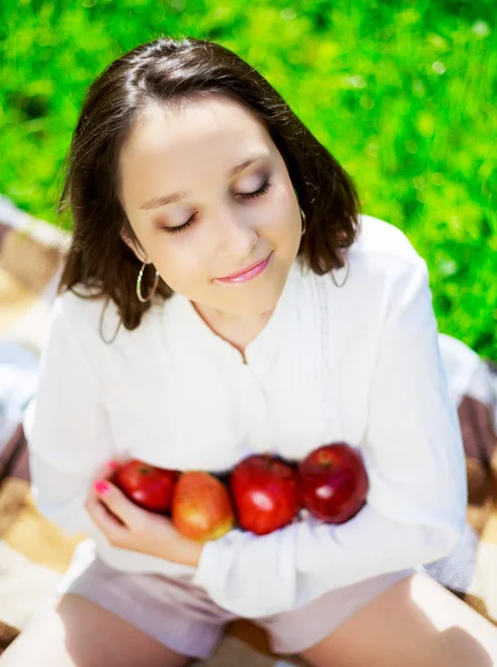 Lány almával — Stock Fotó