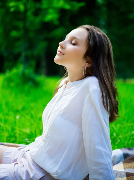 Fille dans le parc — Photo