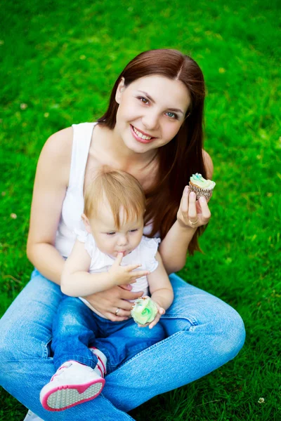 Moeder en baby buiten — Stockfoto