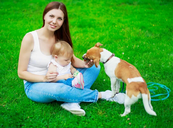 Anne, Bebek ve köpek — Stok fotoğraf