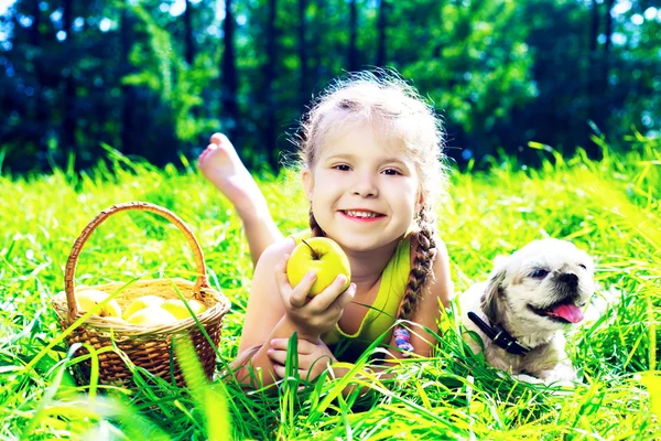 Meisje met een hond — Stockfoto