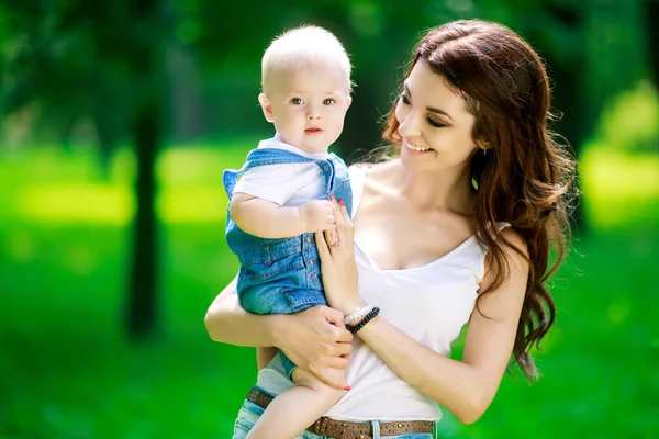 Mãe e bebê ao ar livre — Fotografia de Stock