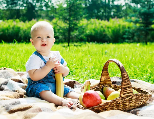 Bambino all'aperto nel parco — Foto Stock