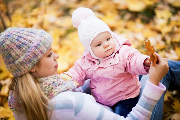 Mãe e bebê ao ar livre — Fotografia de Stock