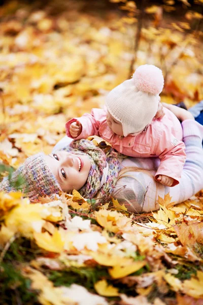 Moeder en baby buiten — Stockfoto