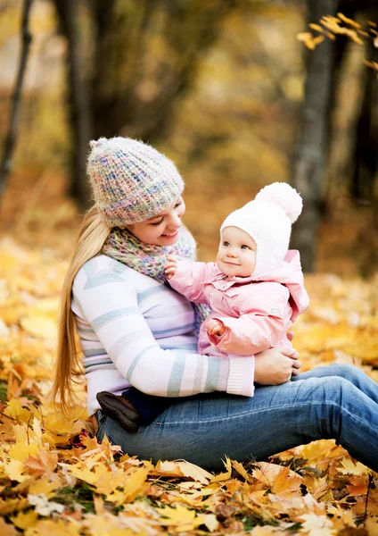 Moeder en baby buiten — Stockfoto