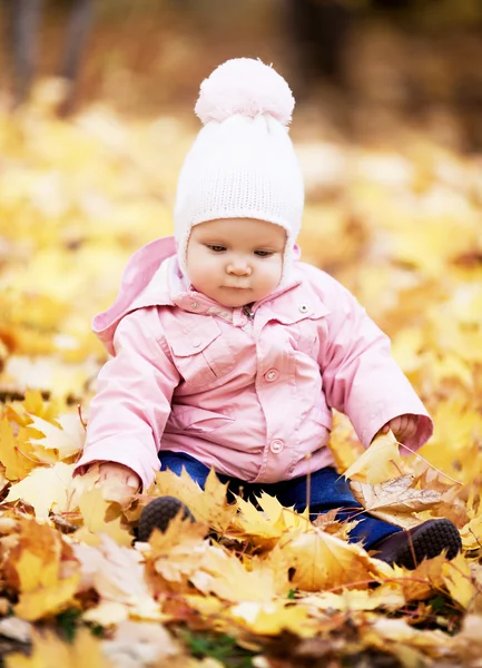 Baby in het park — Stockfoto