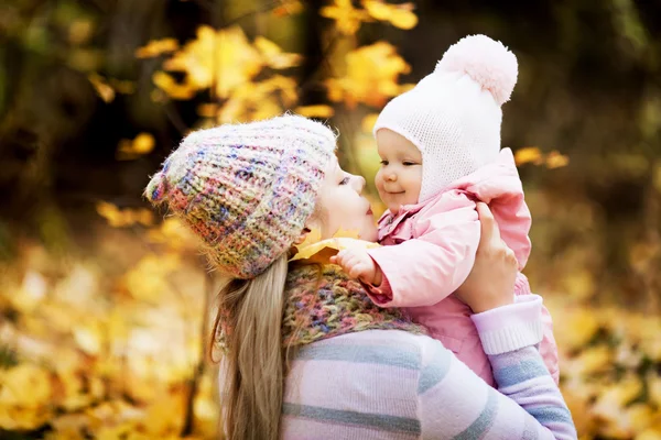 Moeder en baby buiten — Stockfoto