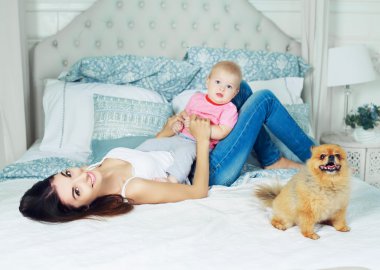 Anne ve bebek yatakta