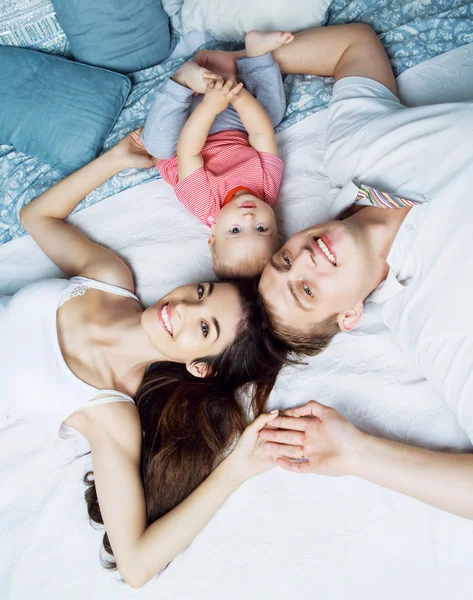 Boldog család az ágyban — Stock Fotó
