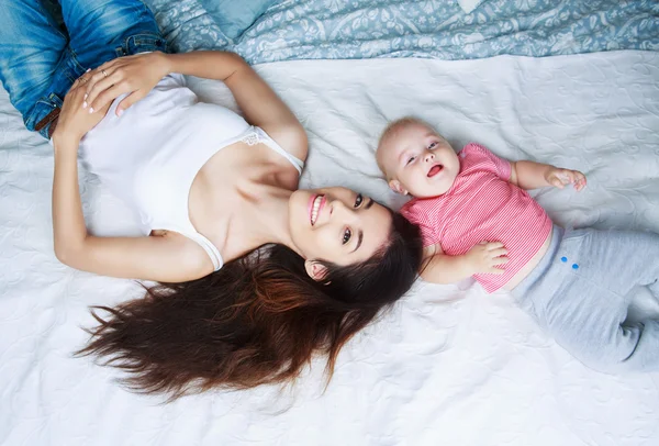 Madre y bebé en la cama —  Fotos de Stock